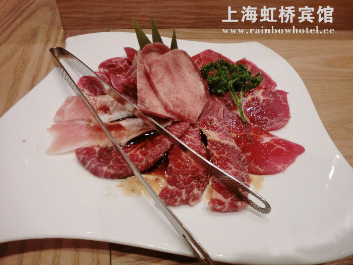 烤肉拼盤,里面有扇貝和牛肉還有海鮮