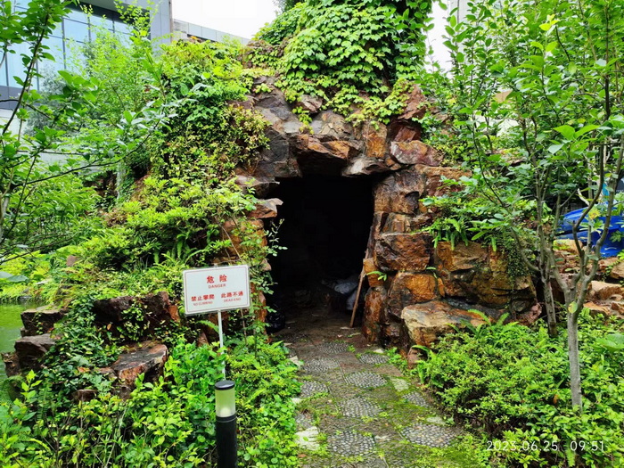 涼亭后面的小山洞